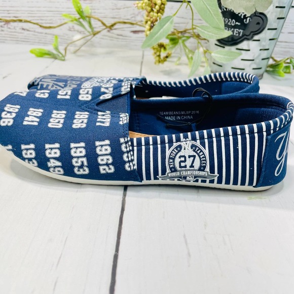 NWT New York Yankees Canvas Slip on Shoes - Size S (5/6) - Picture 7 of 12